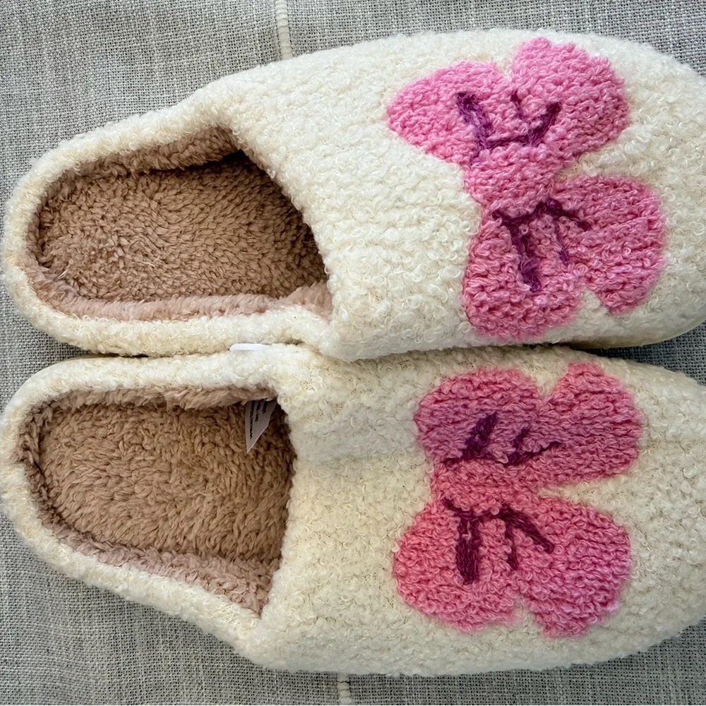 Cream Plush Slip-On Slippers with Pink Bow Accent